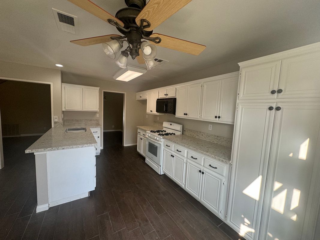 Building Photo - 10533 Oakdale Dr