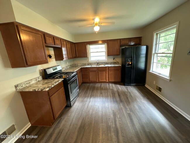 Foto del edificio - 6108 Whispering Hills Blvd