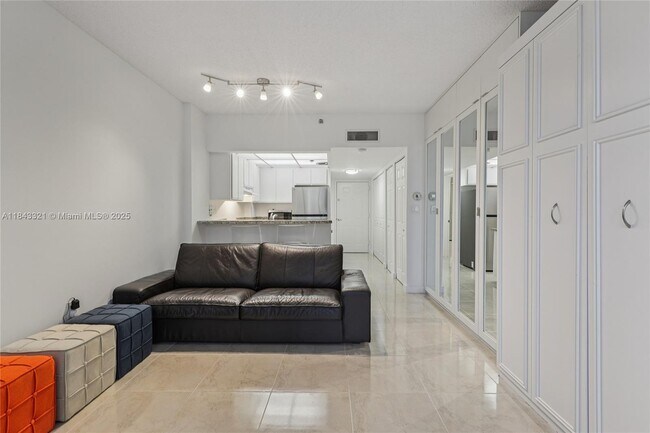Building Photo - 540 Brickell Key Dr