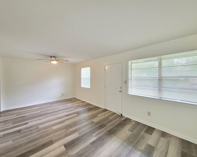 Building Photo - MOVE IN SPECIAL: Waived $350 Cleaning Fee!...