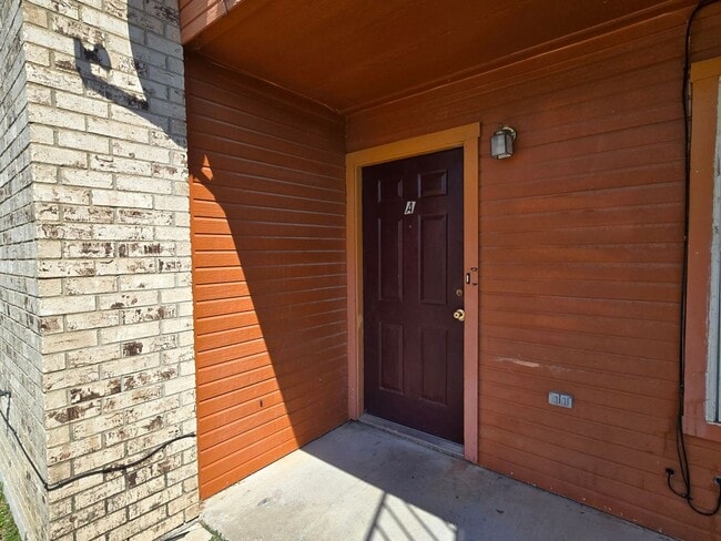Building Photo - SECTION 8/HUD APPROVED - AVAILABLE NOW!
