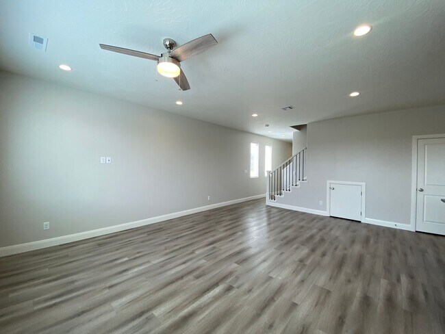 Building Photo - NEWER 4 BEDROOM SAND HOLLOW TOWNHOME FOR R...