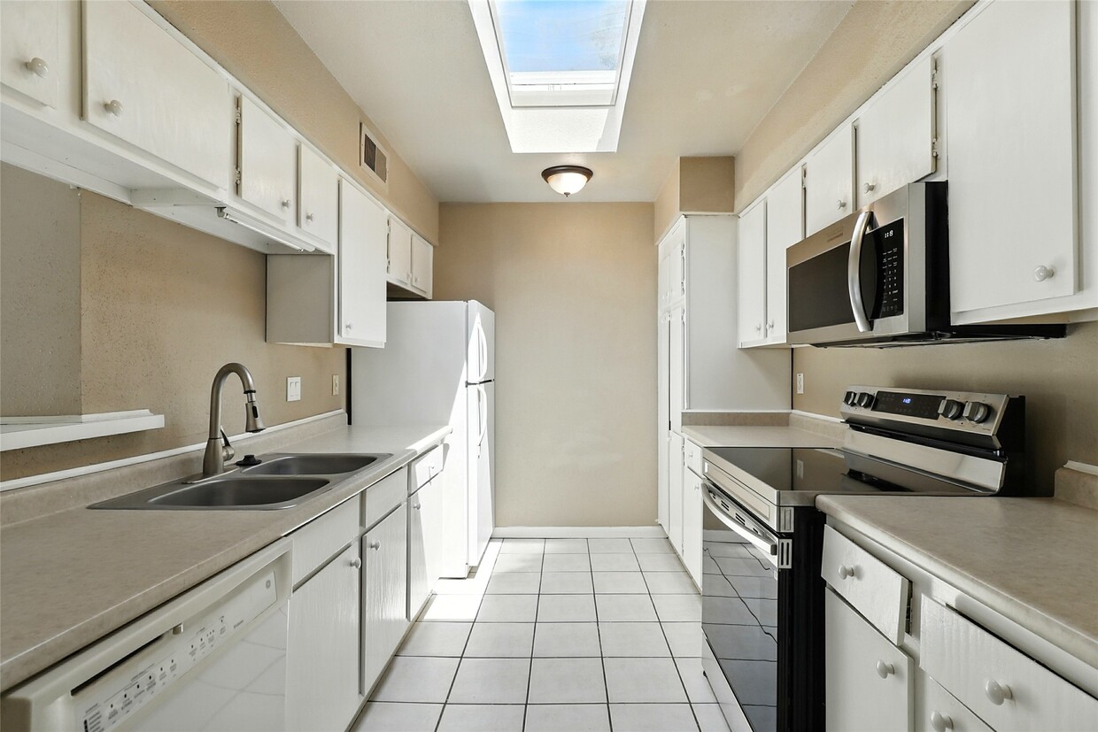 Foto principal - 9809 Richmond Ave.