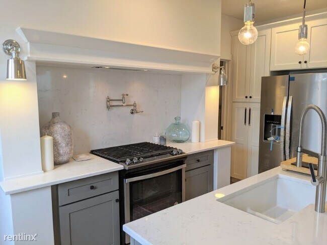 Building Photo - 3 br, 2.5 bath Townhome - 135 Almy St