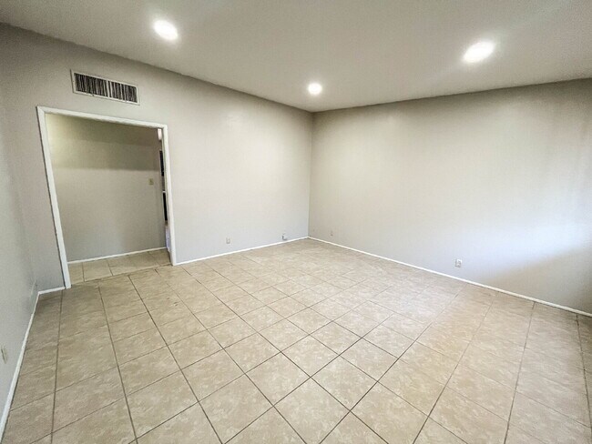 Building Photo - 1239 N Alamo Ave