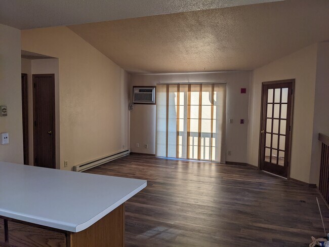 Sala de estar con techos altos - 9915 W Oklahoma Ave