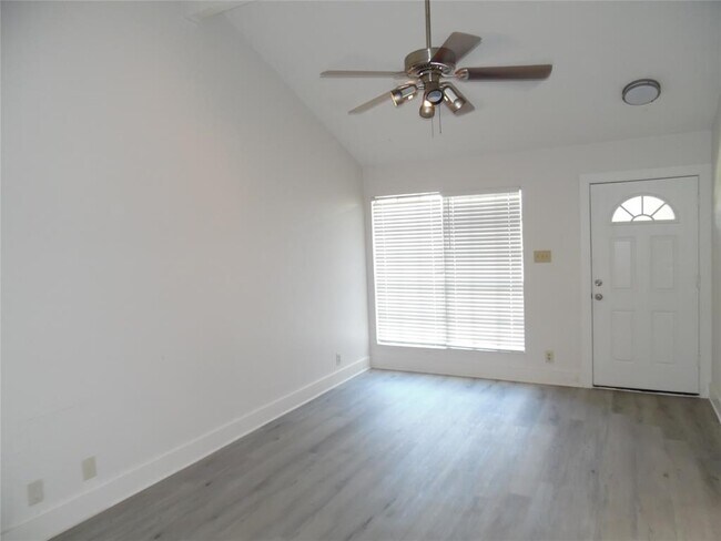 Foto del edificio - 7400 Dixie Dr
