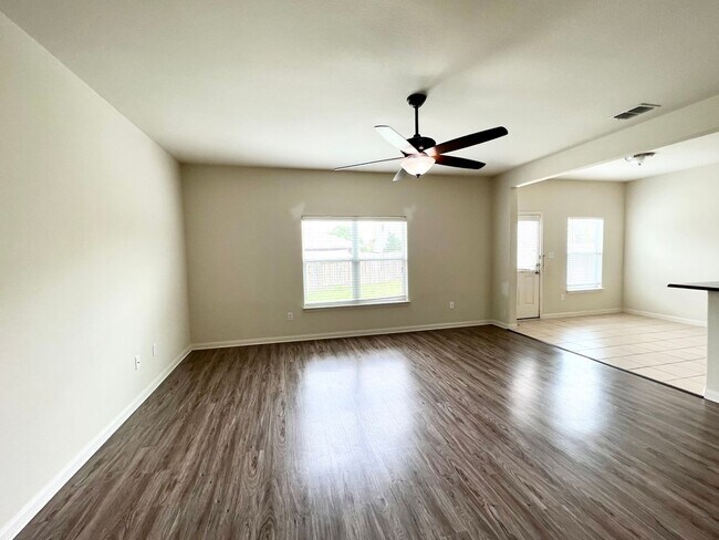 Building Photo - 4 bedroom home for rent!