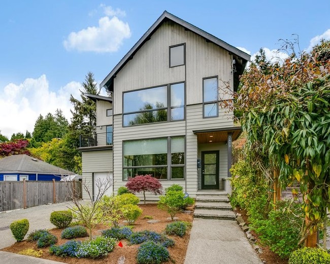 Building Photo - Fresh Airy Modern Alki Beach View Home