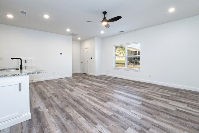 Foto del edificio - 2 YEAR OLD DUPLEX NEAR ACU!