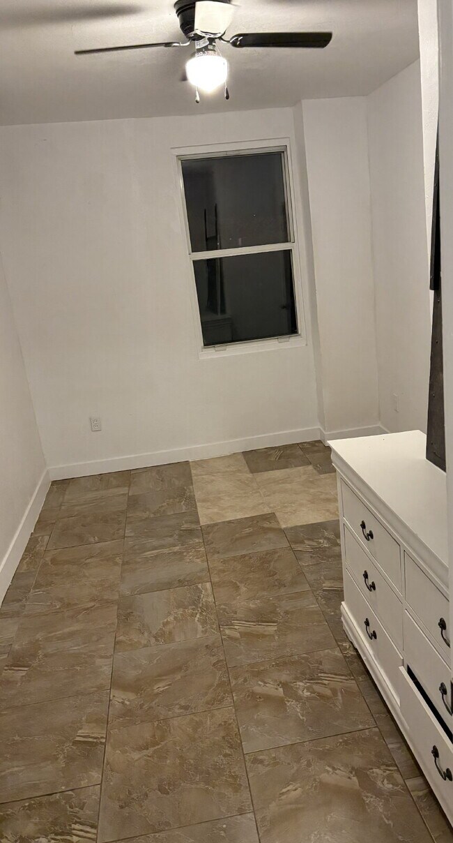 Foto del edificio - MOVE-IN READY 3 BED / 2 BATH – UPDATED, SPACIOUS & GREAT PHOENIX LOCATION!