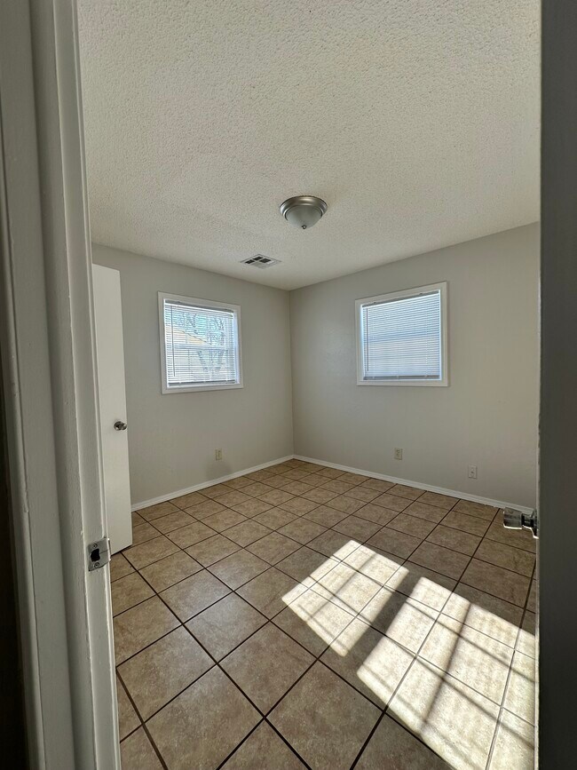 Foto del edificio - 6321 Johnnie Terrace