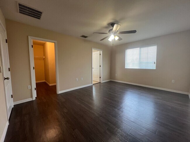 Foto del edificio - Immaculate 3 bedrooms 2 1/2 bathrooms home in the gated community of Riverview available February