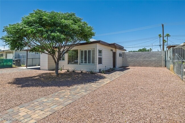 Building Photo - 1720 Eastwood Dr