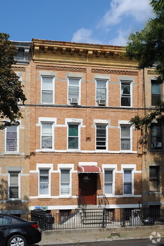 Building Photo - 17-23 Bleecker St