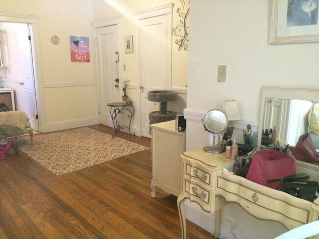 Building Photo - bedroom in Boston MA 02135