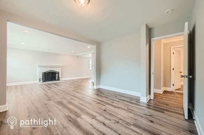 Building Photo - 404 7th Ave NE