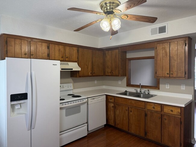 Building Photo - 2 Bedroom Duplex Townhouse off Wards Ferry Road
