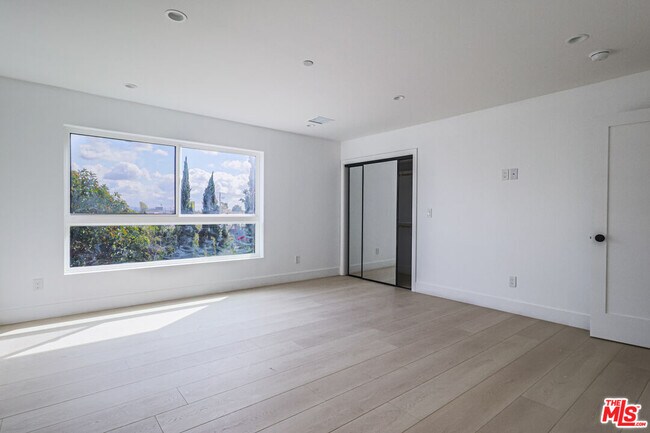 Foto del edificio - 11812 Gilmore St