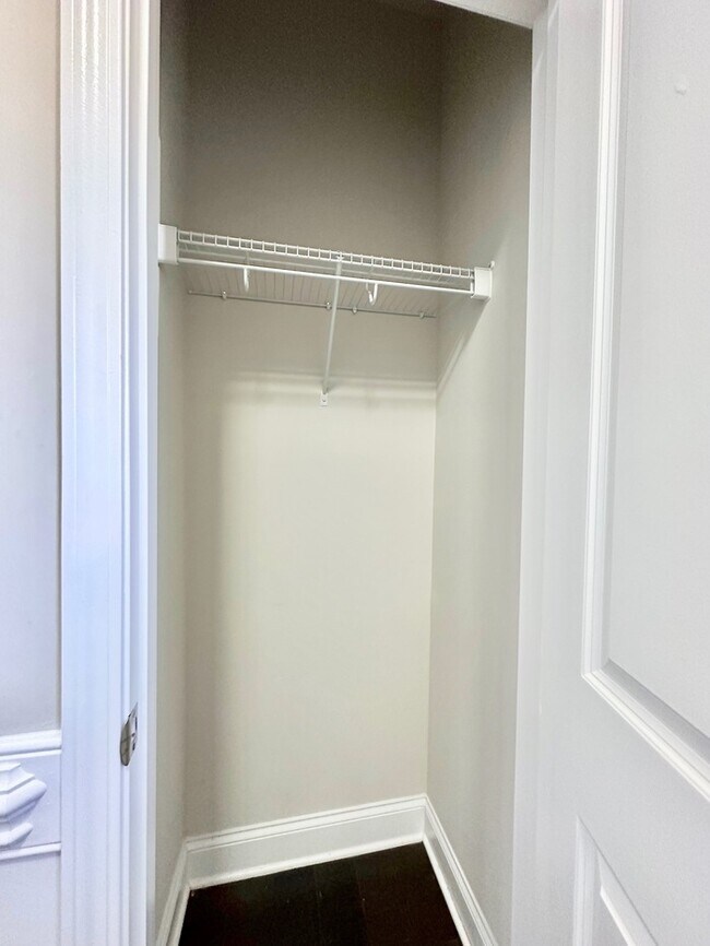 Building Photo - Beautiful 4 bedroom, 3 bath townhome end u...
