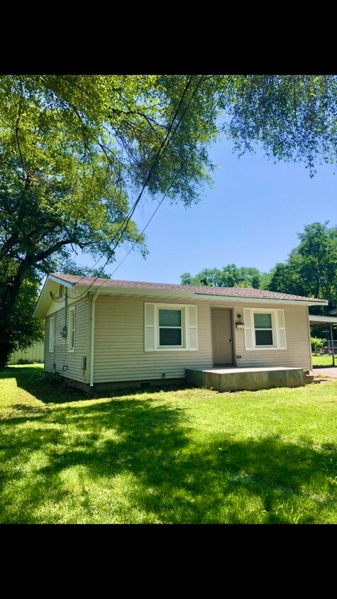 Primary Photo - 1636 N Barnes Ave
