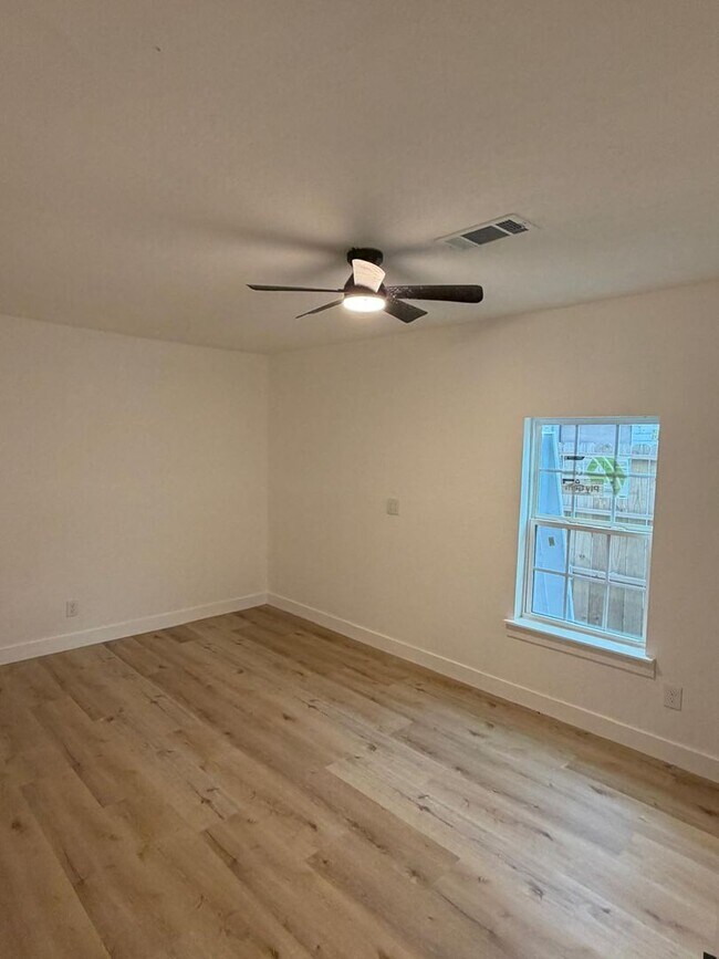 Foto del edificio - BEAUTIFUL HOME IN HOUSTON. MOVE IN READY!.