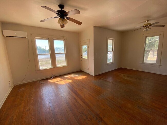 Foto del edificio - 700 Hwy 290 E