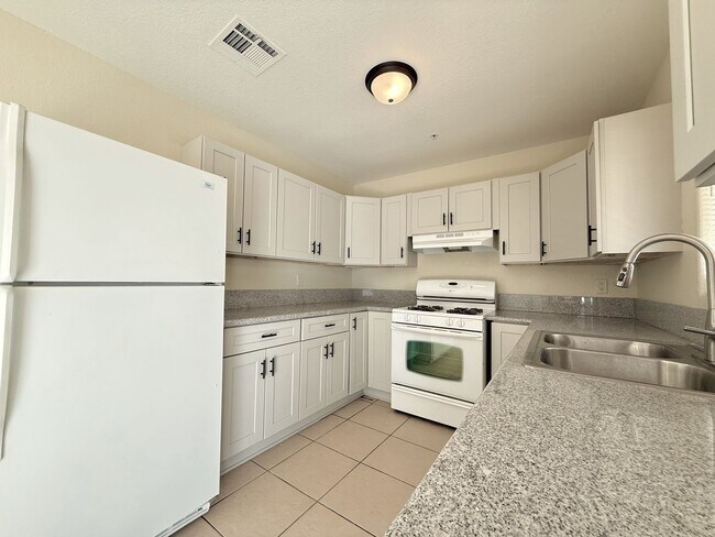 Foto del edificio - RECENTLY RENOVATED! 3 Bedroom 1 Bathroom Apartment in Indio, CA