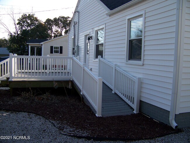 Building Photo - 2711 Homes Dr