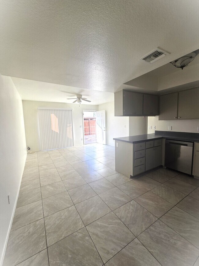 Foto del edificio - Cute 2 bedroom 1.75 bathroom