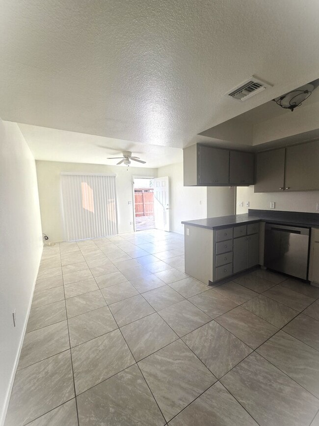 Building Photo - Cute 2 bedroom 1.75 bathroom