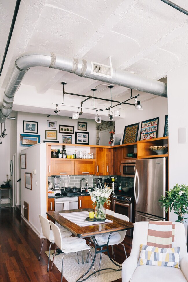 Wall-appointed kitchen with overlooking den - 1400 Church St NW
