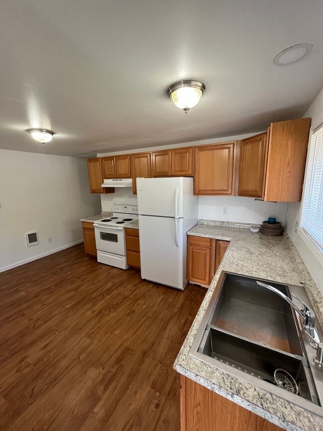 Building Photo - 557-559 E Broad Ave Owner Selling