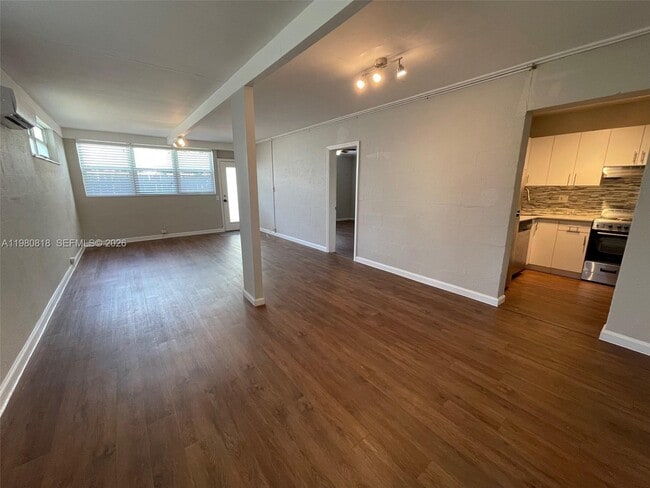 Building Photo - 305 NE 15th Ave