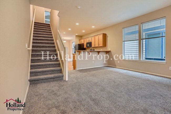 Building Photo - Charming Townhouse in a Prime Location in ...