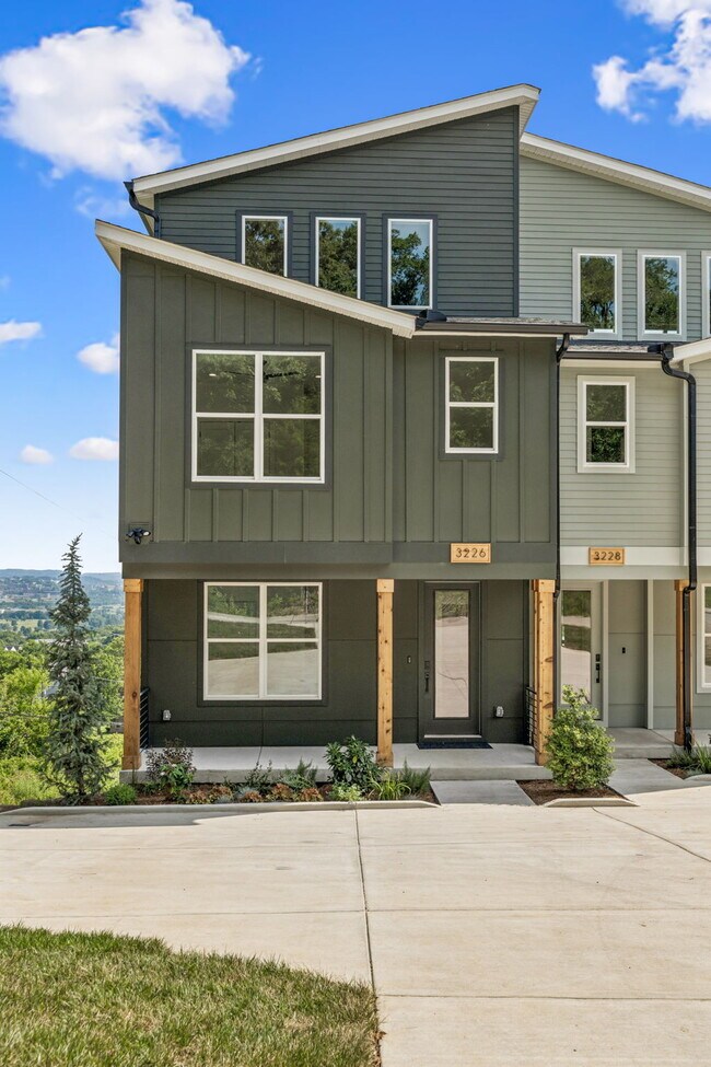 Foto del edificio - "Spacious 4-Bed, 4-Bath Gem in Nashville -...