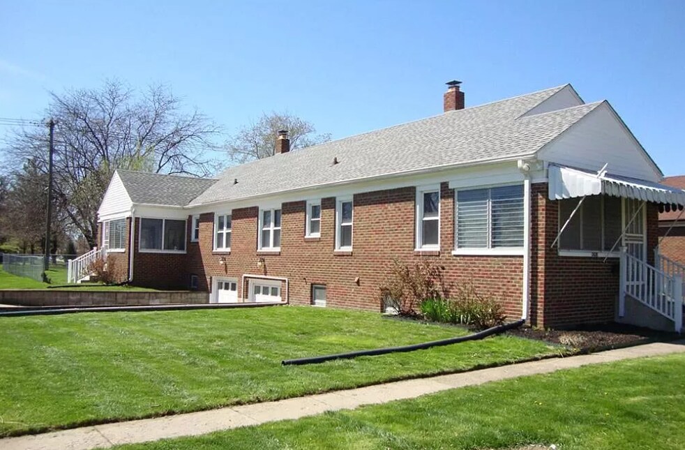 View of Both Duplex Units - 1550 N Hawthorne Ln
