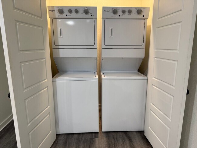 Foto del edificio - * MOVE IN SUMMER 6/19/2027 * 5 Bed 5.5 Bat...
