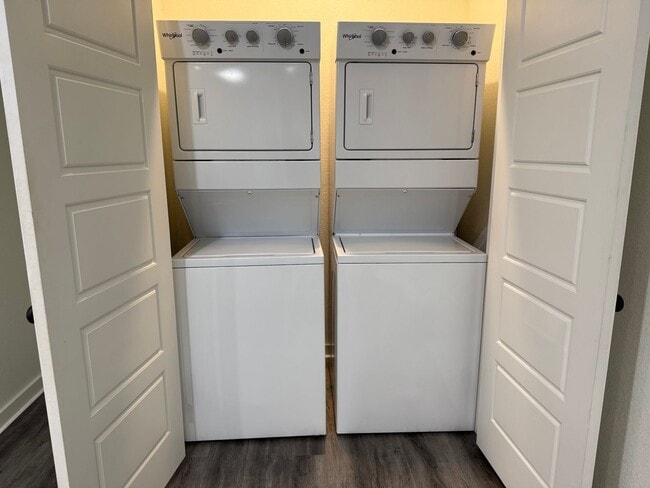 Building Photo - * MOVE IN SUMMER 6/30/2027 * 5 Bed 5.5 Bat...