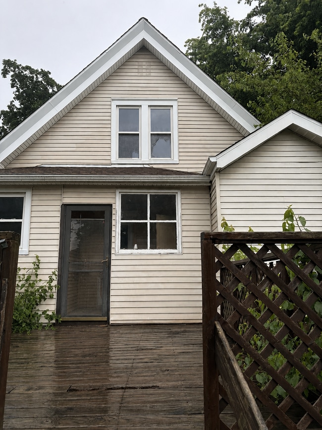 Building Photo - 1354 E Losey St