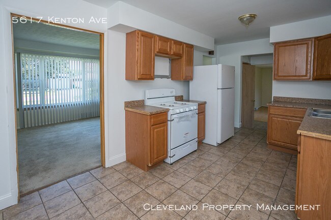 Building Photo - Spacious Maple Heights Colonial