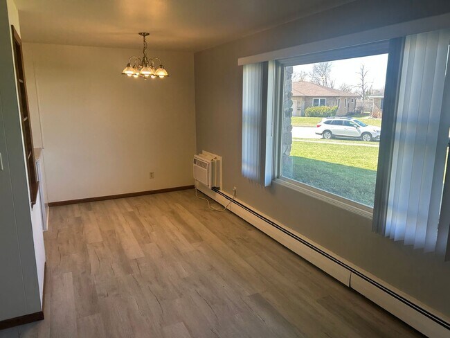 Foto del edificio - 2 Bedroom Lower in Neenah. Heat & Water included