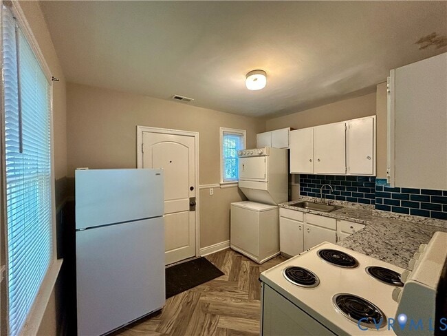 Building Photo - 3234 Kenyon Ave