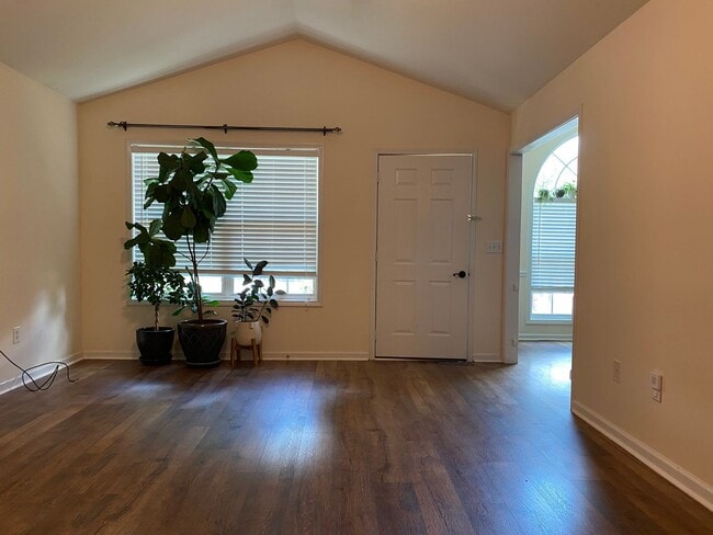 Foto del edificio - Adorable 3b/2b in Convenient Location!