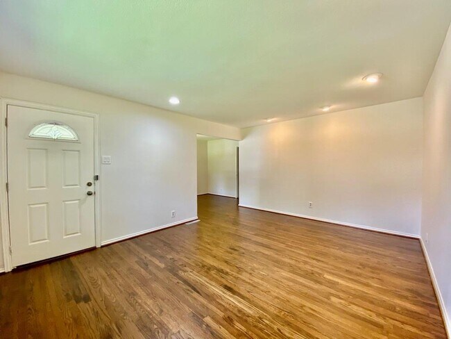 Foto del edificio - 2125 Forest Oaks Dr