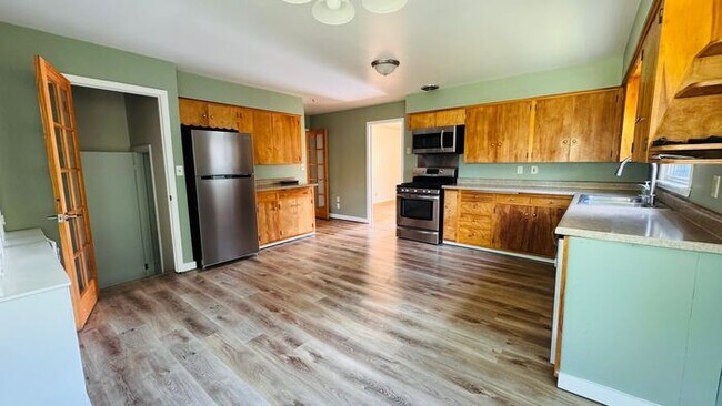 Foto del edificio - Exceptional 4 bedroom, 1 3/4 bath Two-Stor...