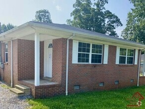 Building Photo - 207 Bermuda Dr