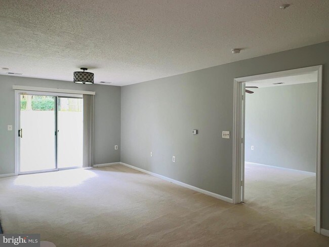 Building Photo - 10022 Vanderbilt Cir