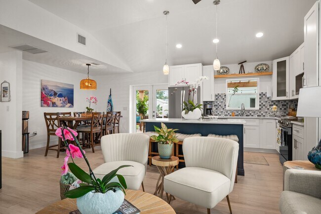Building Photo - Coastal 3-Bedroom Home Just 5 Blocks from Madeira Beach!