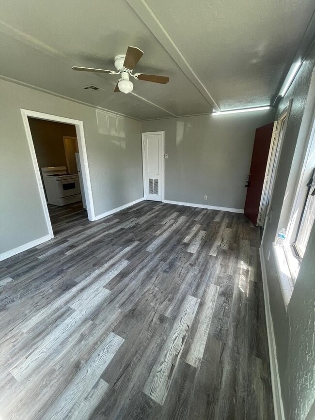 Photo - 1 Bed 1 Bath Duplex For Lease Now! House